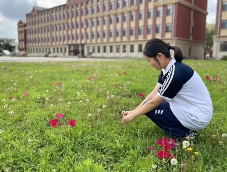 华展动态||解锁华展中学的N种打开方式——景美、心暖、少年燃！
