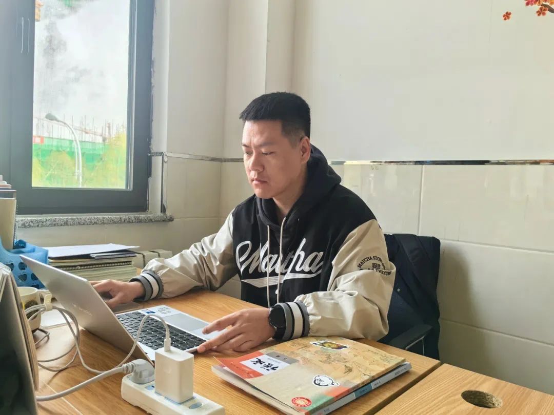 华展人物｜｜学强为念应远骛，董道不豫可高驰——记我校新高一年级主任李挺