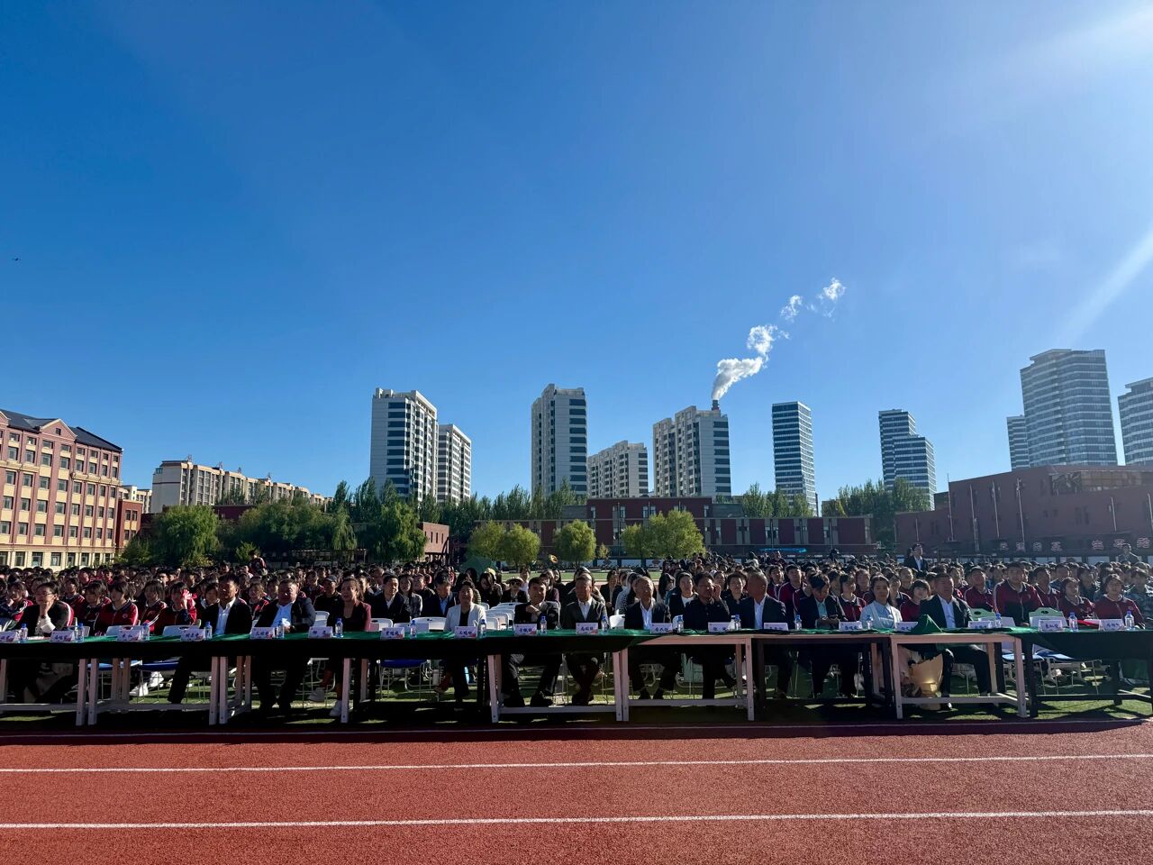 以教育家精神铸魂强师 谱写教育强国建设华章——乌兰浩特市华展中学隆重举行开学典礼暨第41个教师节表彰大会