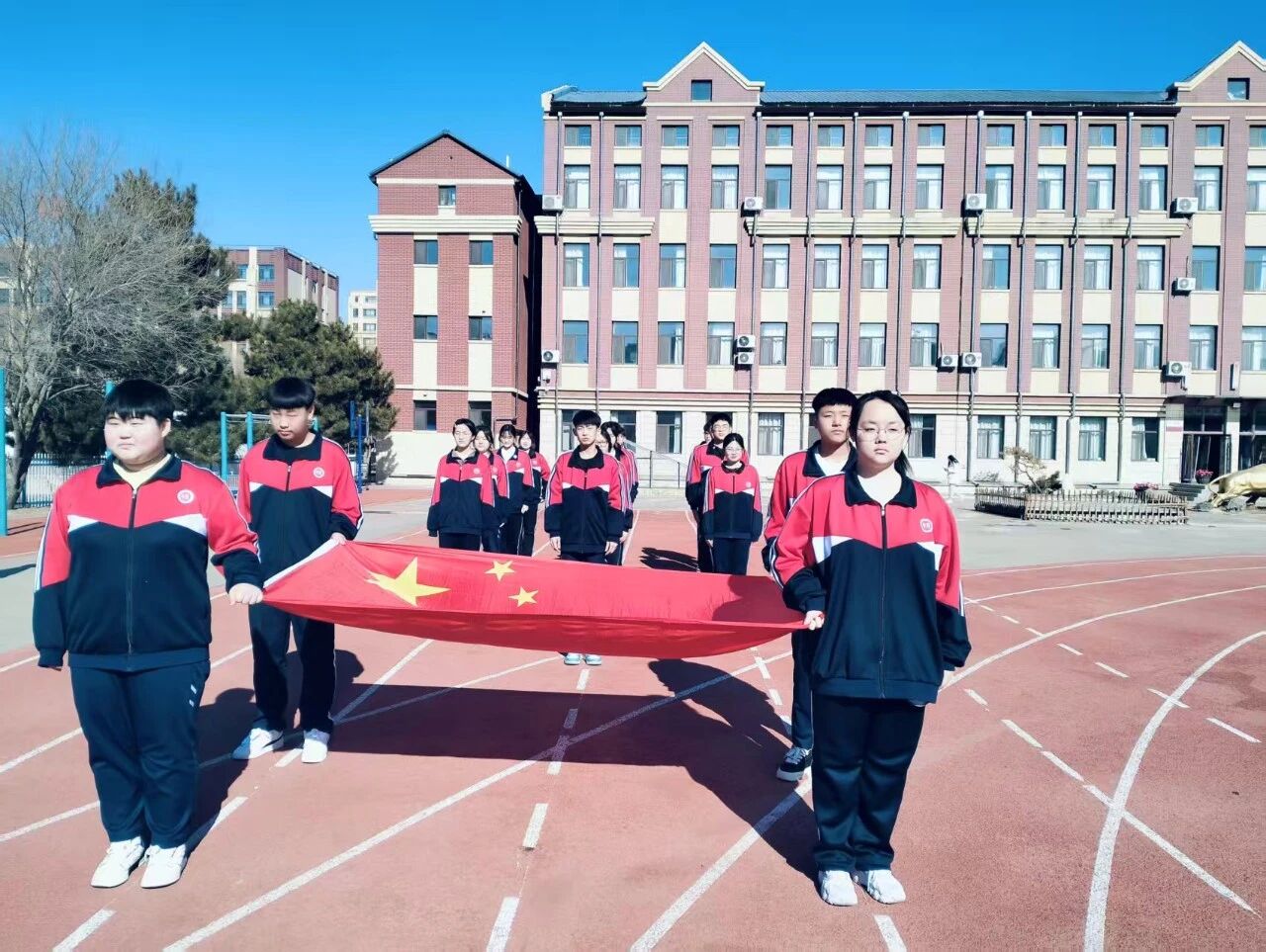 华展动态||华展中学“善用碎片时光 笃行奋进之路 ”主题升旗仪式